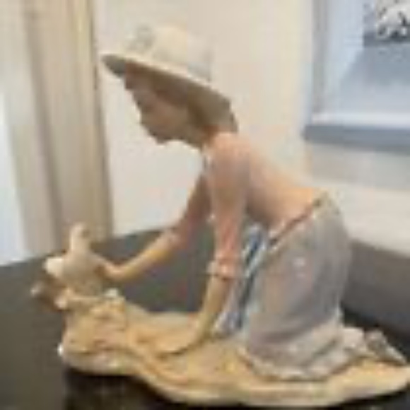 Lladro figurine, vintage figurine Caressing the Dove  BEAUTIFUL!! - Picture 4 of 9